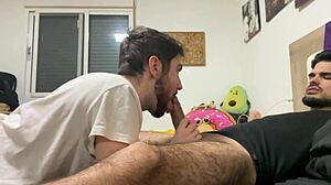 Invito a mi amigo hetero para chupármela y correrme en su boca.