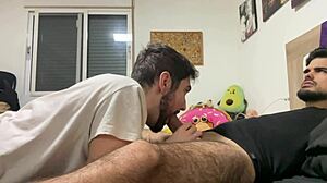 Invito a mi amigo hetero para chupármela y correrme en su boca.