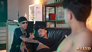 Suruba com gêmeos e mano colocam 3 piroca no mano.