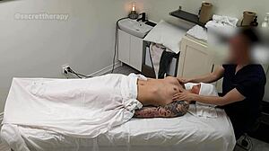 Alice，一个年轻18+服务员，在水疗床上发现意外跨种族按摩