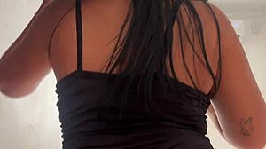 No puedo evitar masturbarme mientras veo a mi hermanastra con su gran verga