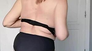 哇，老奶奶穿着内衣脱衣，邀请你探索她成熟的深处！