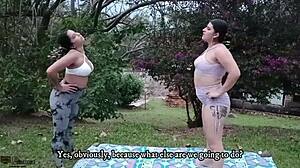 Lesbianas cachondas haciendo yoga y lamiendo sus coños