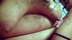 Exibindo e tocando minha buceta bem gostoso cheia de tesão doida pra sentar na pica