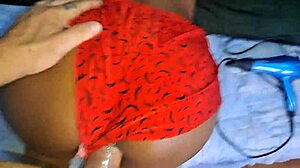 peguei a empregadinha sem camizeta na sala com calor ofereci grana ela me deu seu popo