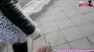 Deutsche Schlampe Pisst Öffentlich In Die Handtasche?