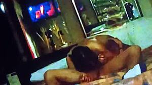 la ex esposa de un primo me da una mamada de verga y se come mis huevos en el motel