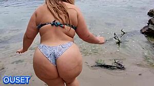 Madrastra con enorme culo tiene sexo p�blico en la playa