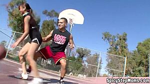 性感拜金女户外打篮球时发情