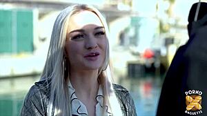 Nathalie Une Belle Blonde Savourant Lanal