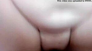 Increible juega con la polla y muestra sus lindos senos pensando que esta jugando a la casita que rico culo tiene para ser tan jovensita