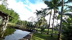 Festa de final de ano demos uma fugidinha pra transar no mato