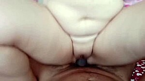 Increible juega con la polla y muestra sus lindos senos pensando que esta jugando a la casita que rico culo tiene para ser tan jovensita