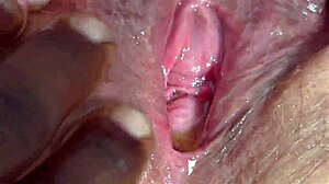 近距离手指和硬核阴部操弄多汁阿拉伯屁股穿裙子