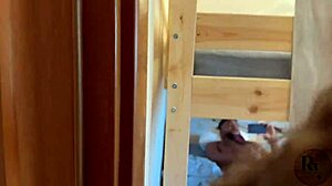 um casal de amigos e eu flagramos meu colega de quarto da faculdade tocando punheta e cheirando minha calcinha