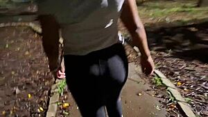 Safada strips naked in city square to take cum in mouth