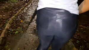 Safada strips naked in city square to take cum in mouth