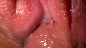 该死，操继妹紧致奶油阴户感觉真好。快速粗暴手指导致狂野射精，哎呀！