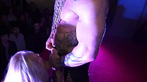 follando en publico una polla grande 😈