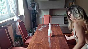 limpei a mesa do vizinho e tirei a calcinha sera que ele vai gostar