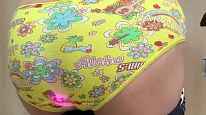 tennis girl in skirt and bloomers teases her ass 😏