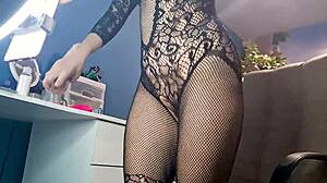 Can you handle my juicy pussy fisting live on broadcast till I squirt?