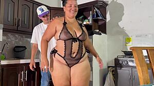 madrastra tiene sexo con su hujastro en la cosina