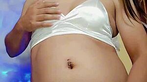 Transexual en pijama lista para masturbarnos