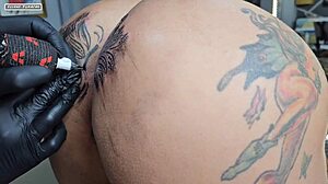 Modificando a tatuagem em volta do meu cu agora ficou maior que antes