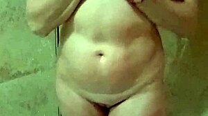 Espiando a vecina duchando nos calentamos y me corro