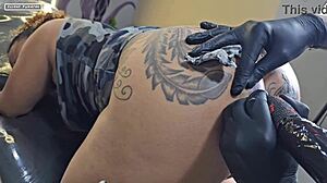 Modificando a tatuagem em volta do meu cu agora ficou maior que antes