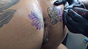 Modificando a tatuagem em volta do meu cu agora ficou maior que antes