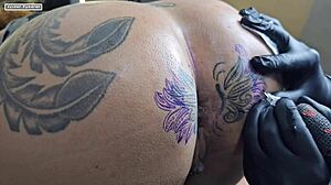Modificando a tatuagem em volta do meu cu agora ficou maior que antes