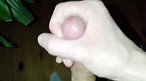 New 18 year old masturbates to huge cum 😏