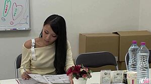 japanese cutie ren azumi handles two cocks well