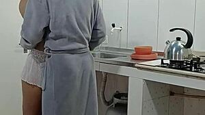 Empregadinha linda seduziu patr�o casado que comeu ela e gozou na boca