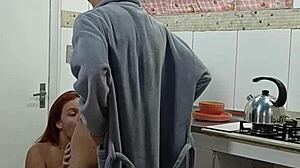 Empregadinha linda seduziu patr�o casado que comeu ela e gozou na boca