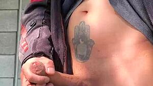 Me excita tanto saber que me están viendo desde lejos como me masturbo