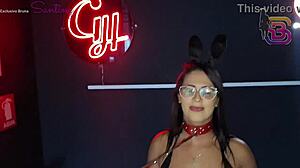 Eu vi minha esposa de coleira com o negao dotado e cheguei na balada ela deu pra todo mundo