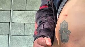 Me excita tanto saber que me están viendo desde lejos como me masturbo