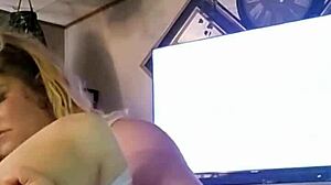 goldielox plays with juicy pussy in panties using toys