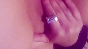 se lo mandó a mi hermanita y comenzó a masturbarse con su amiga lesbiana