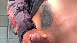 Me excita tanto saber que me están viendo desde lejos como me masturbo