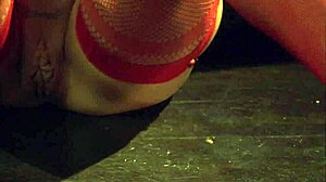 Blonde Seduces Lesbian With Kissing And Cunilingus