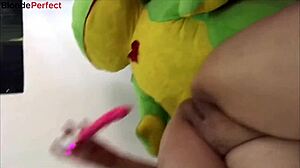 Coroa com a buceta babando de tesão sem um pau para me fazer ela goza e teve que se masturbar com brinquedo quem ai me ajudaria a goza gostoso