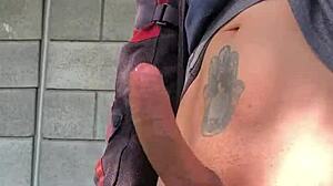 Me excita tanto saber que me están viendo desde lejos como me masturbo