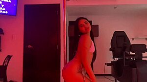 divorced actress seeks warehouse worker for a meeting