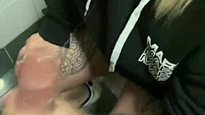 Deepvane me chupa la pija en el baño público de un cine