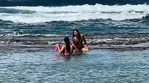 Duas gostosas curtindo a praia da enseada dos corais - cabo - pe