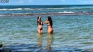 Duas gostosas curtindo a praia da enseada dos corais - cabo - pe